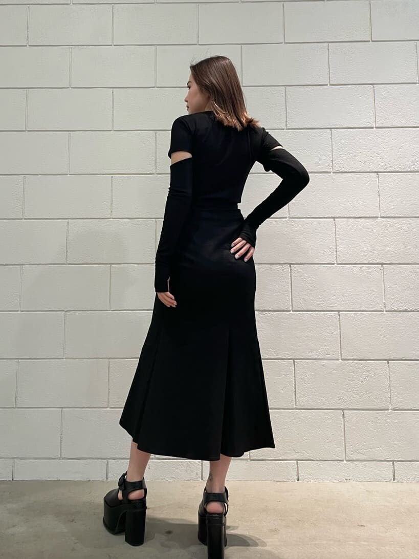 ブラック系のサンダル、ブラック系のスカート、ブラック系のTシャツ/カットソーを着用したレディースの春コーディネートの2枚目の写真