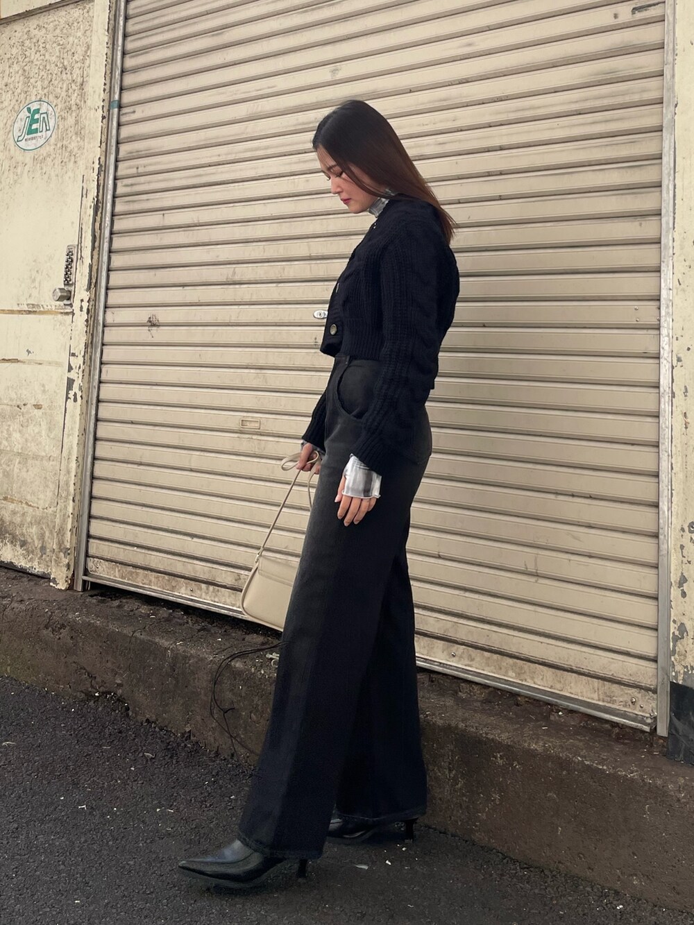 ブラック系のカーディガン/ボレロ、その他のTシャツ/カットソー、ブラック系のデニムパンツを着用したレディースの秋コーディネートの4枚目の写真