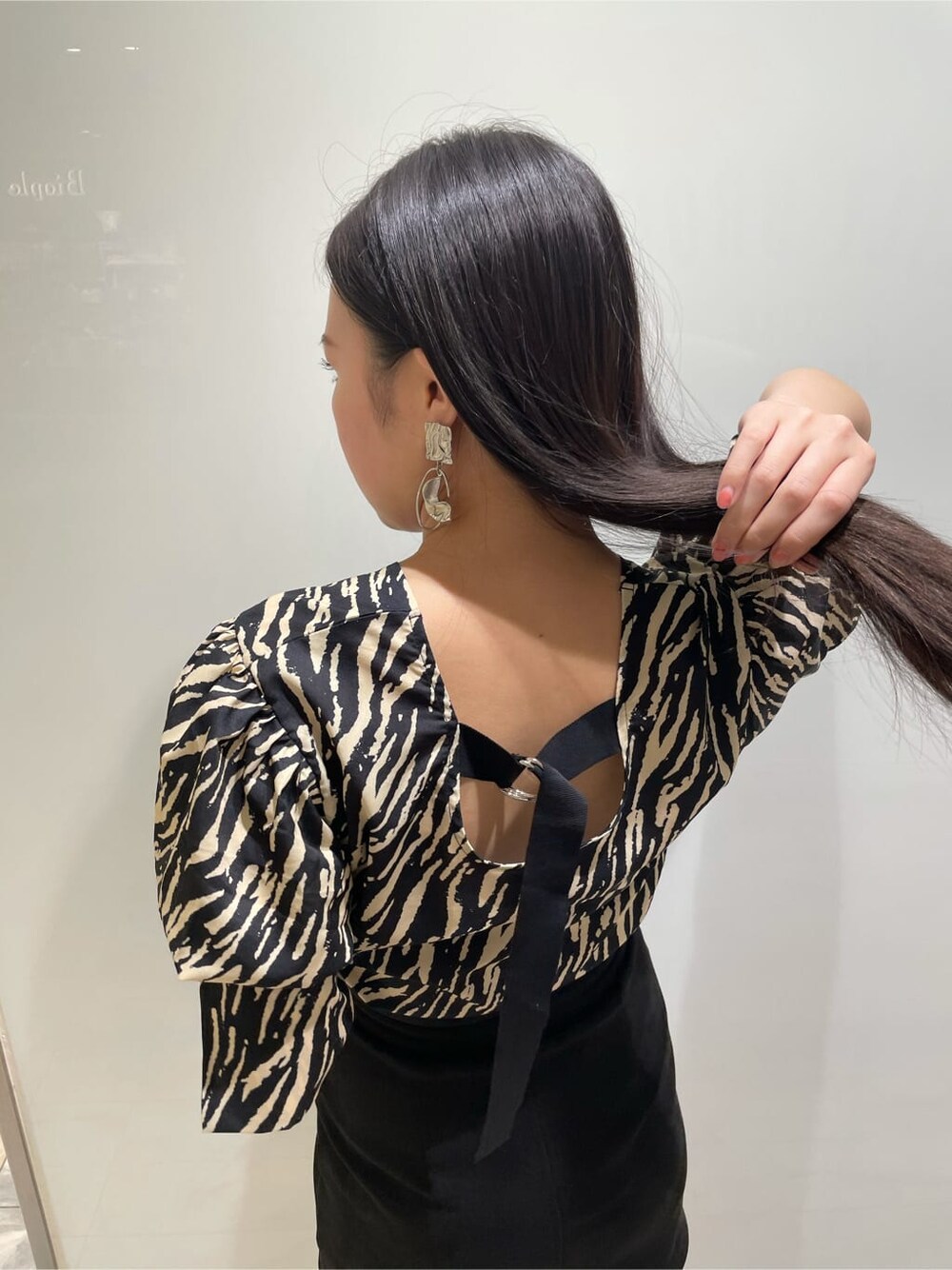 ブラック系のスカート、その他のシャツ/ブラウスを着用したレディースの夏コーディネートの3枚目の写真