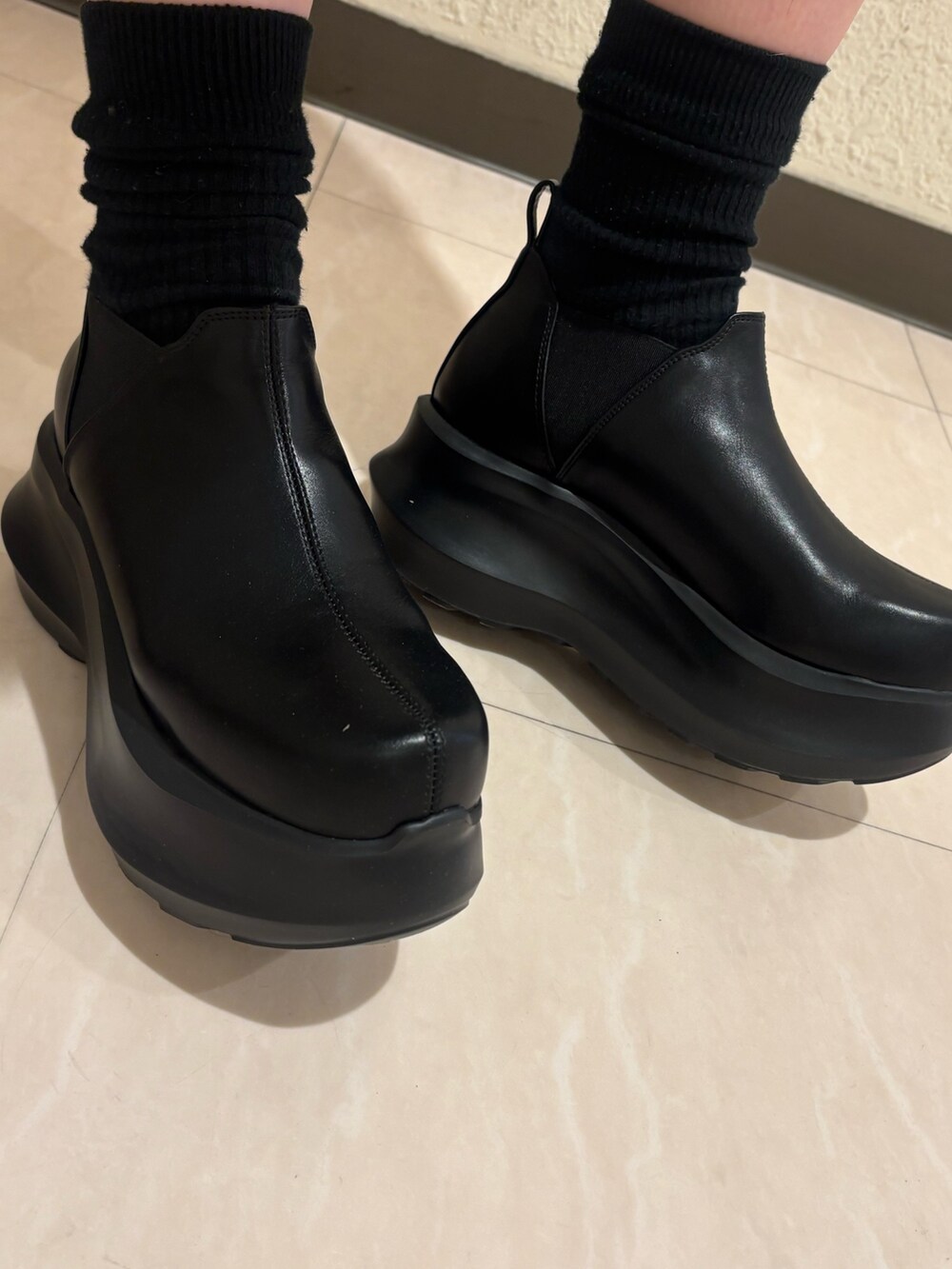 グレー系のその他パンツ、ブラック系のブーツ、その他のブルゾンを着用したレディースの春コーディネートの8枚目の写真