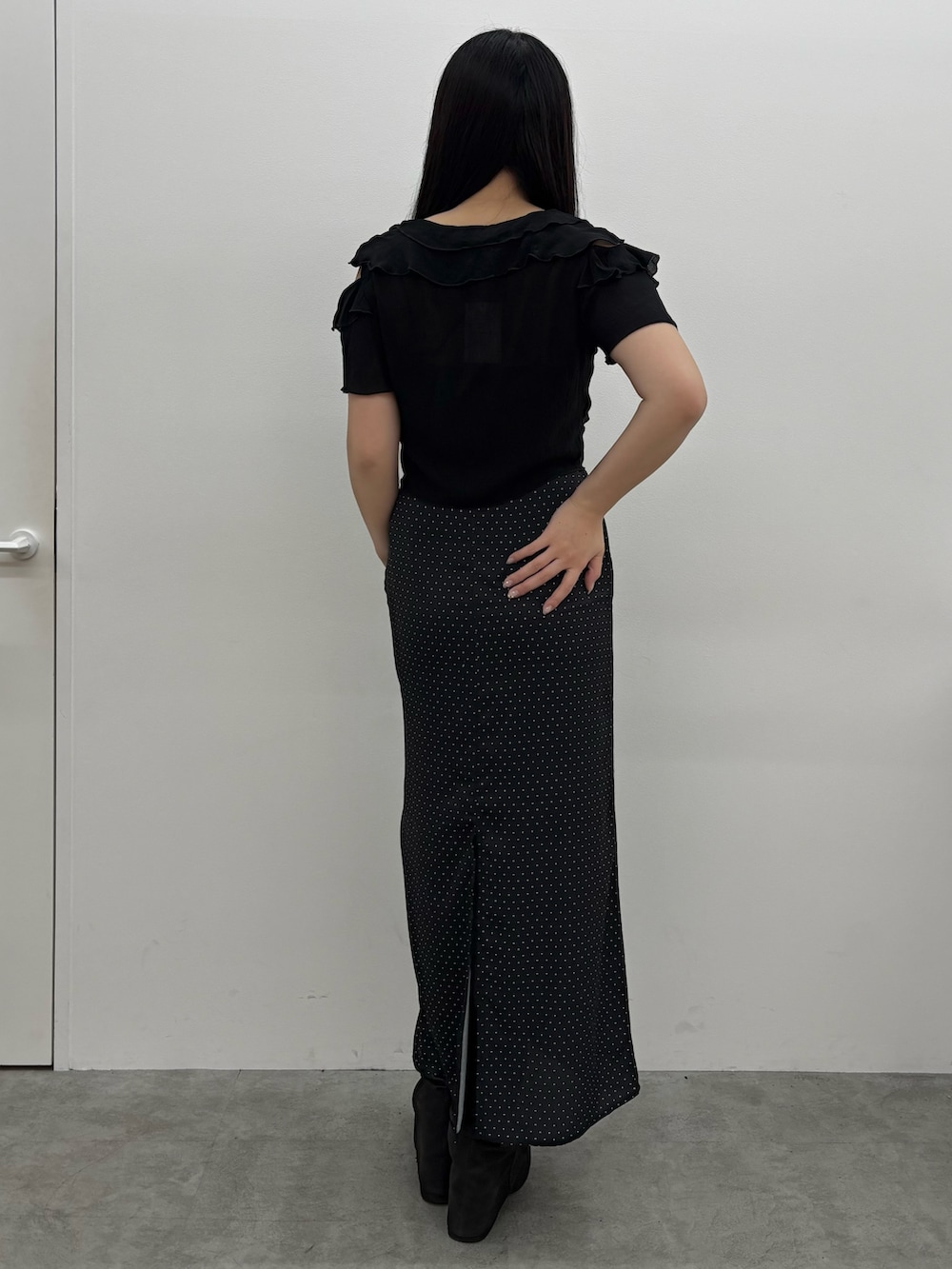 ブラック系のサンダル、ブラック系のスカート、ブラック系のTシャツ/カットソーを着用したレディースの春コーディネートの3枚目の写真