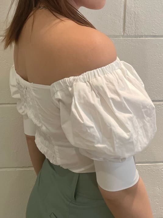 ホワイト系のサンダル、ホワイト系のTシャツ/カットソー、ブルー系のその他パンツを着用したレディースの春コーディネートの4枚目の写真