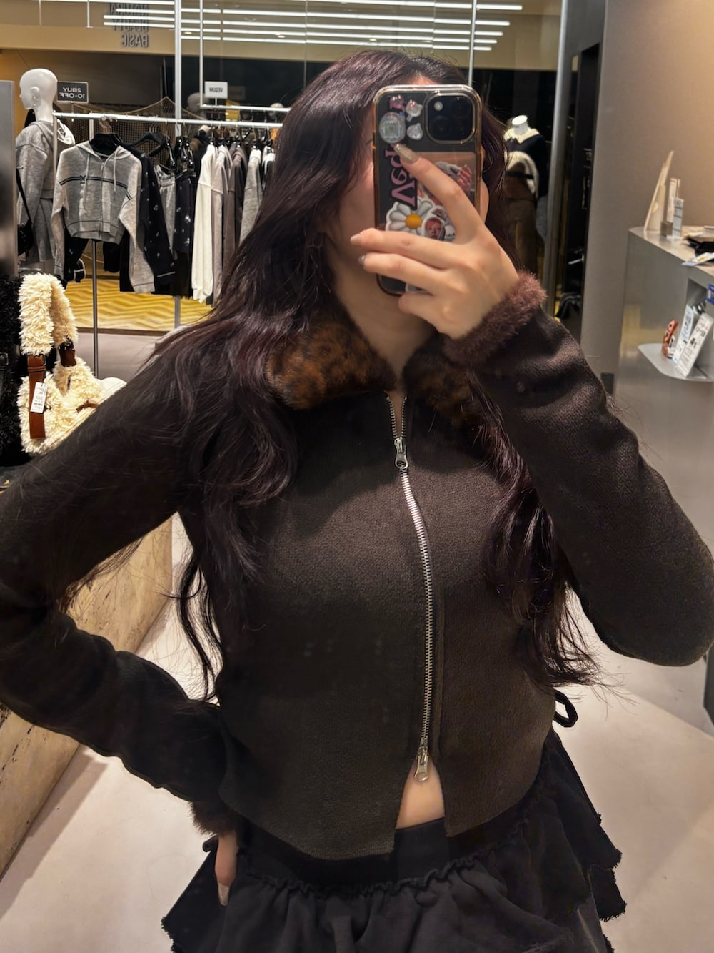 ホワイト系のブーツ、グレー系のスカートを着用したレディースの秋コーディネートの3枚目の写真