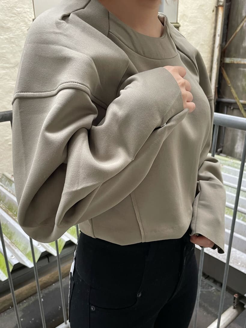 ブラック系のデニムパンツ、ホワイト系のトレンチコート、その他のブーツを着用したレディースの秋コーディネートの3枚目の写真