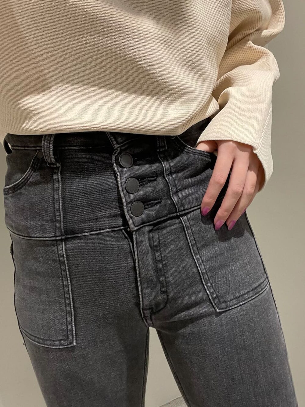 グレー系のデニムパンツ、ホワイト系のニット/セーターを着用したレディースの秋コーディネートの4枚目の写真