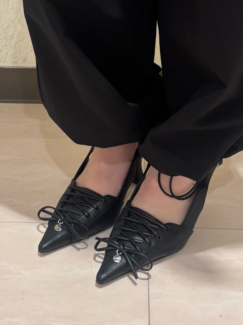 ホワイト系のパンプス、ブラック系のその他パンツ、ブラック系のその他パンツを着用したレディースの春コーディネートの7枚目の写真