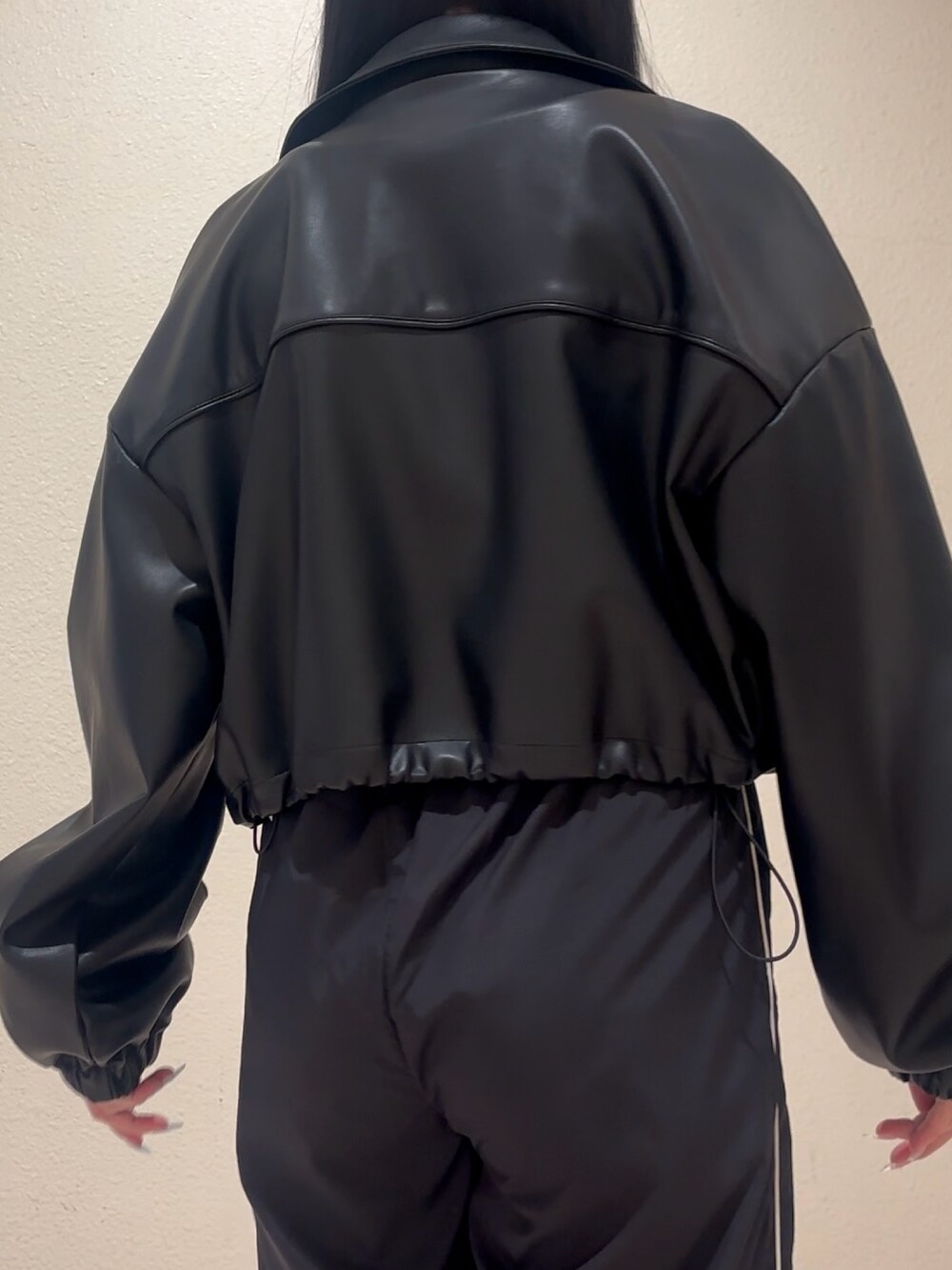 ブラウン系のローファー、グレー系のTシャツ/カットソー、ブラック系のその他パンツを着用したレディースの春コーディネートの5枚目の写真