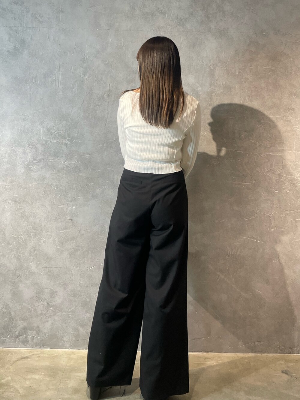 ホワイト系のTシャツ/カットソー、ブラック系のその他パンツ、ブラック系のブーツを着用したレディースの春コーディネートの3枚目の写真