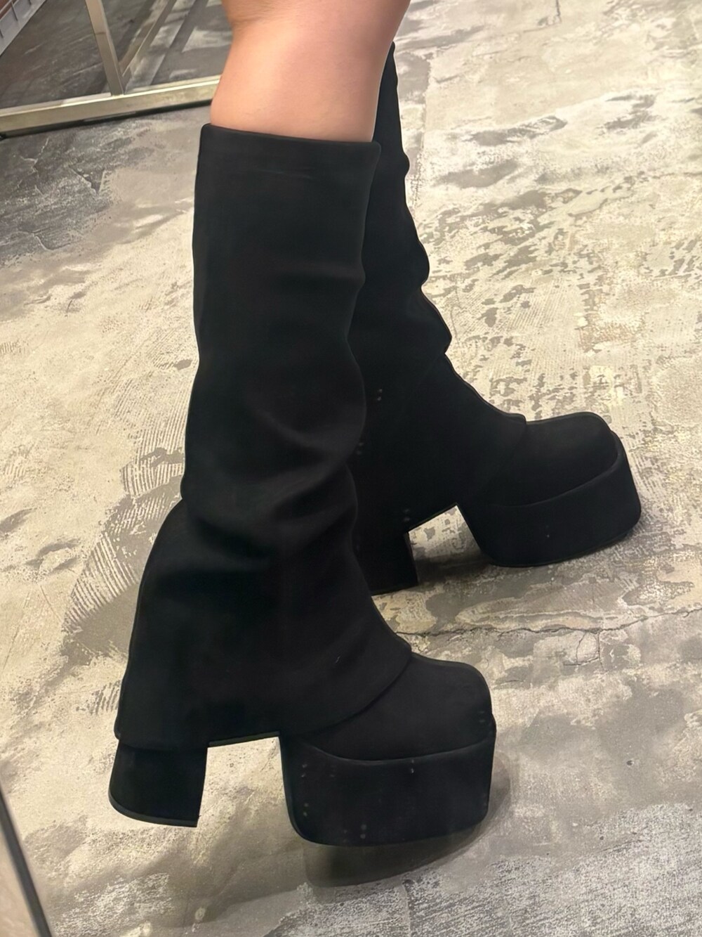 ブラック系のブーツ、グレー系のテーラードジャケット、ブラック系のスウェットを着用したレディースの秋コーディネートの7枚目の写真