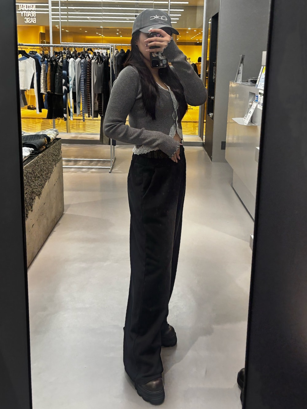 ブラック系のブーツ、グレー系のスウェットパンツ、グレー系のニット/セーターを着用したレディースの春コーディネートの2枚目の写真