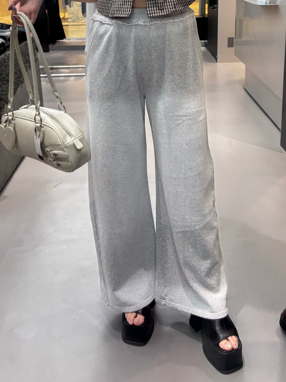 ブラック系のサンダル、グレー系のスウェットパンツ、ブラック系のシャツ/ブラウスを着用したレディースの春コーディネートの4枚目の写真