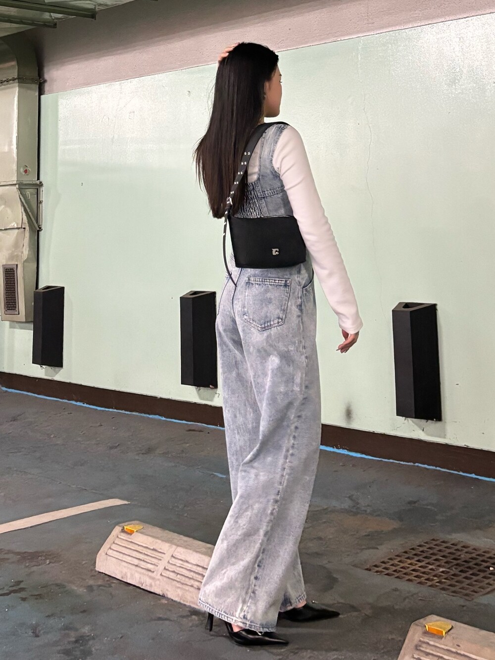 ホワイト系のTシャツ/カットソー、ブルー系のデニムパンツ、ブルー系のキャミソールを着用したレディースの春コーディネートの2枚目の写真