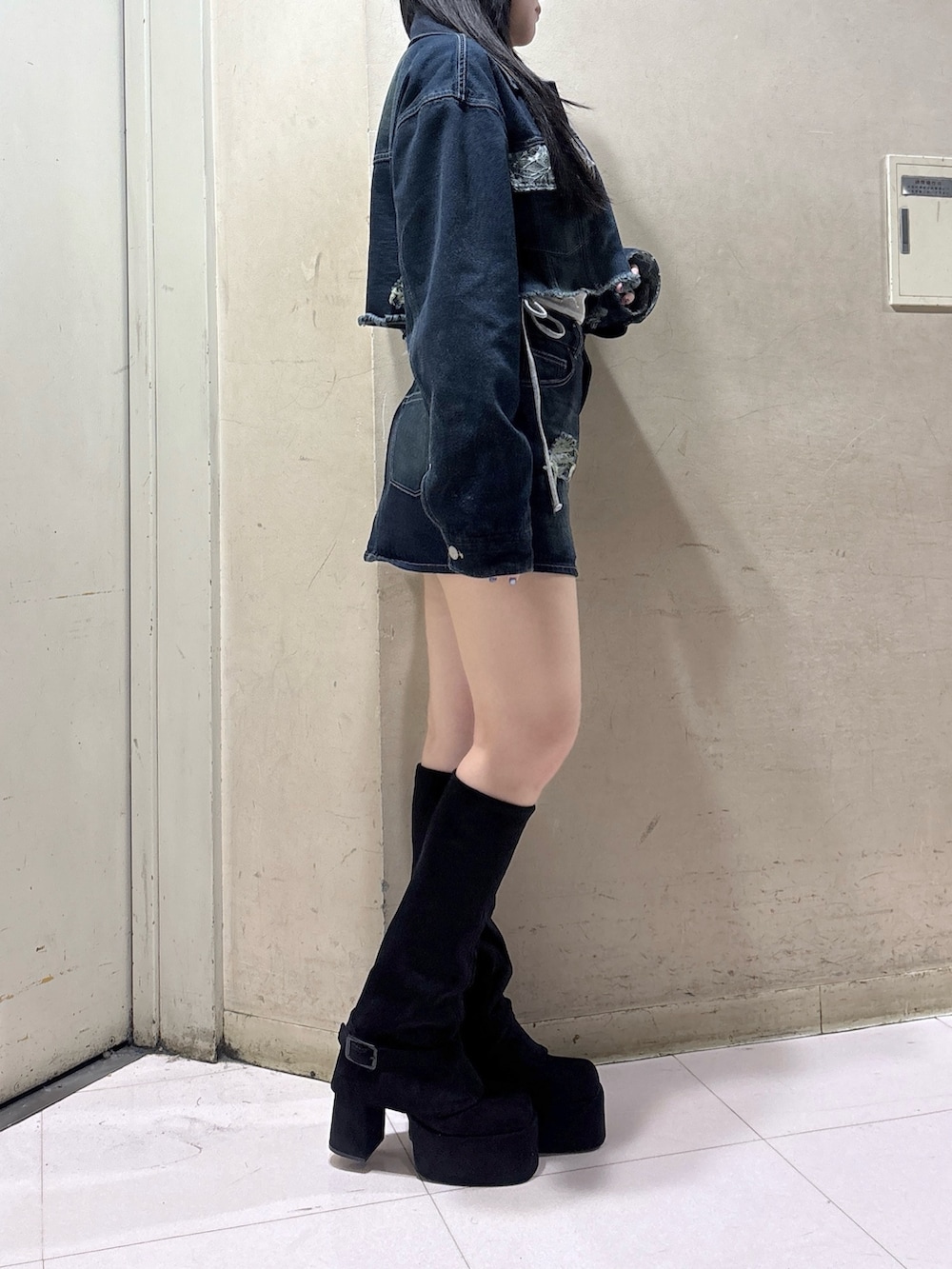 ベージュ系のブーツ、ブルー系のブルゾン、グレー系のTシャツ/カットソーを着用したレディースの秋コーディネートの2枚目の写真