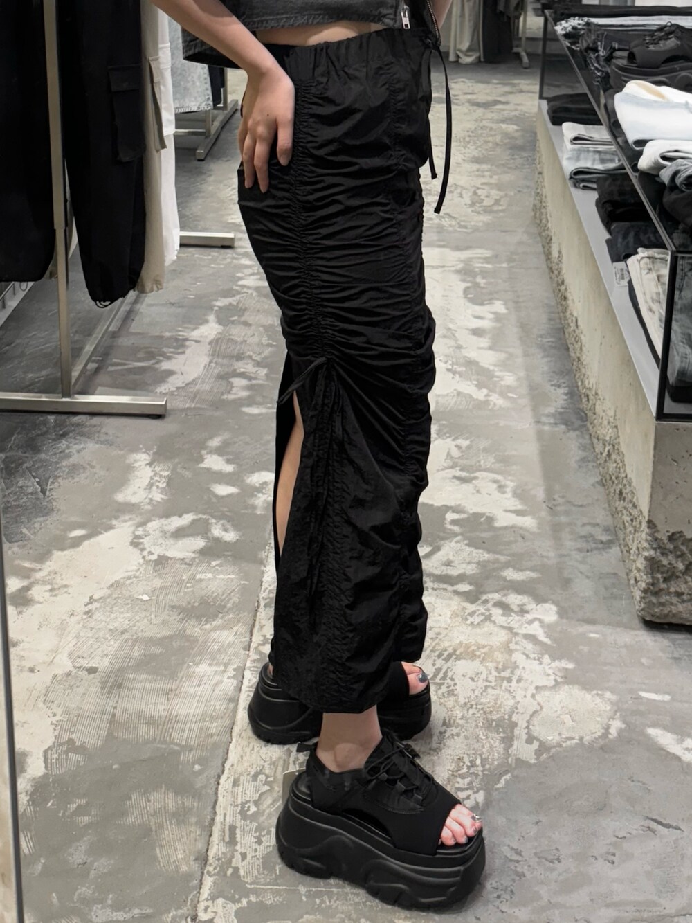 ブラック系のシャツ/ブラウス、ブラック系のサンダル、ブラック系のスカートを着用したレディースの夏コーディネートの5枚目の写真