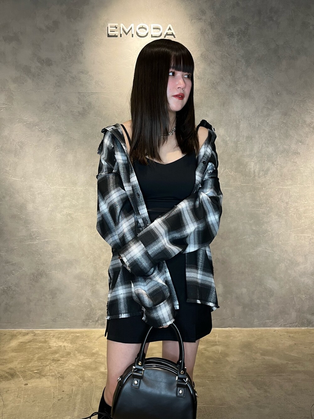 ブラック系のスカート、ブラック系のブーツ、ブラック系のシャツ/ブラウスを着用したレディースの冬コーディネートの4枚目の写真