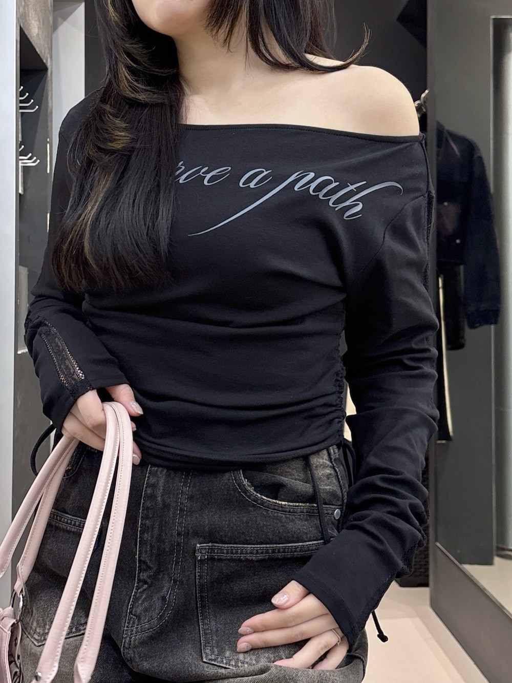 ブラック系のブーツ、ブラック系のデニムパンツ、グレー系のTシャツ/カットソーを着用したレディースの夏コーディネートの4枚目の写真