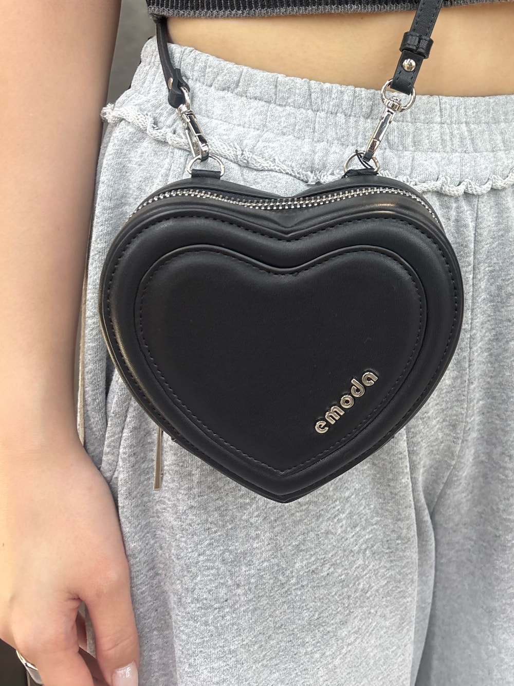 ブラック系のサンダル、グレー系のスウェットパンツ、グレー系のニット/セーターを着用したレディースの夏コーディネートの5枚目の写真