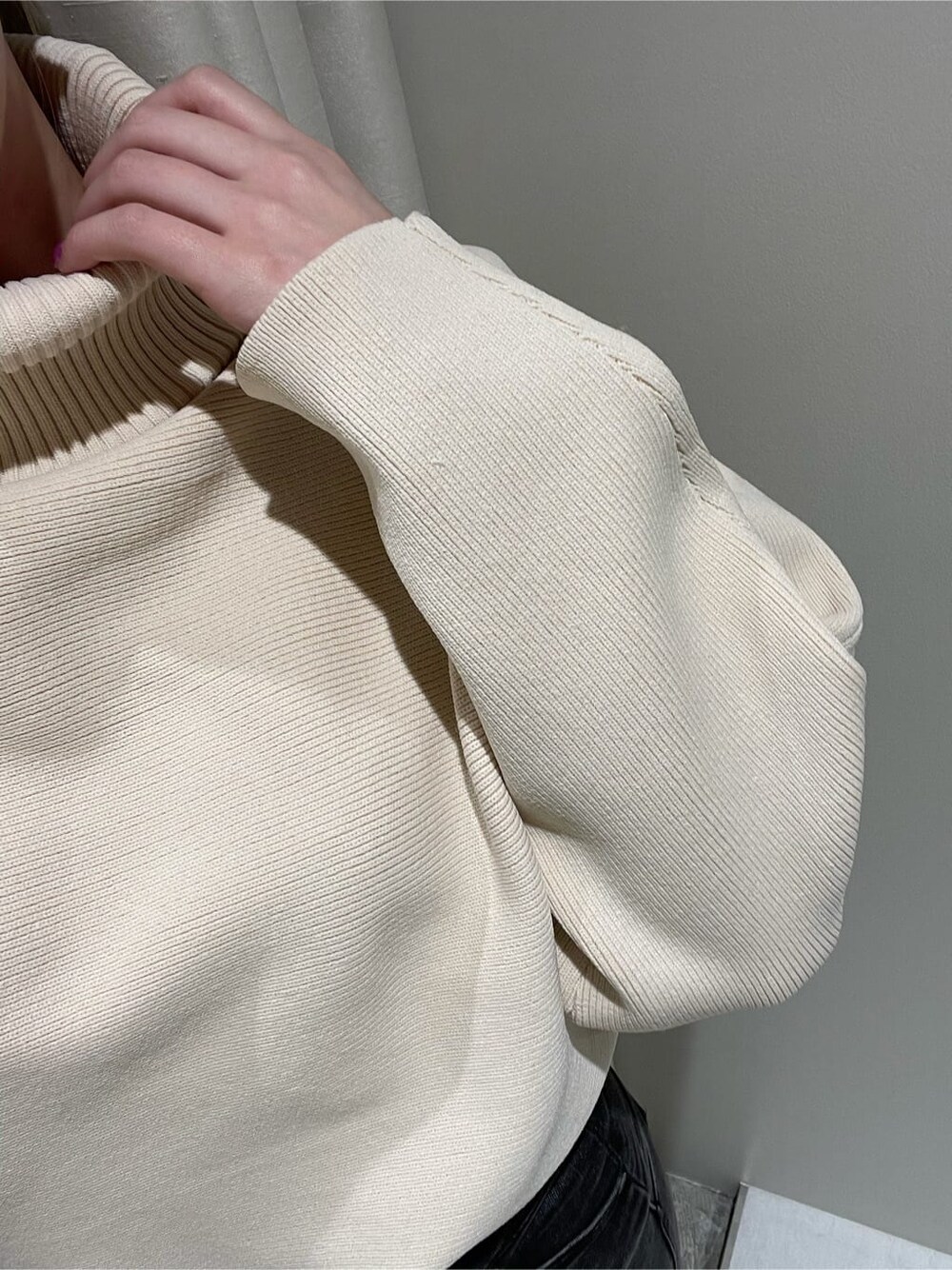 グレー系のデニムパンツ、ホワイト系のニット/セーターを着用したレディースの秋コーディネートの3枚目の写真