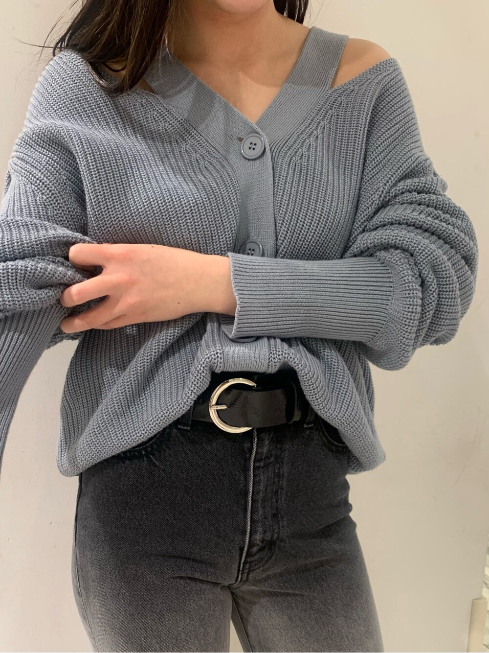 ブラック系のサンダル、グリーン系のカーディガン/ボレロ、ブラック系のデニムパンツを着用したレディースの春コーディネートの2枚目の写真