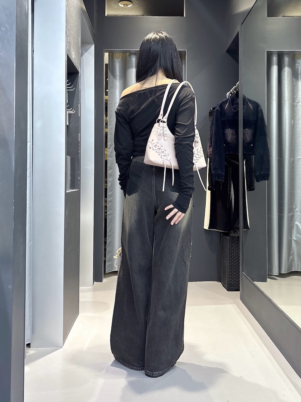 ブラック系のブーツ、ブラック系のデニムパンツ、グレー系のTシャツ/カットソーを着用したレディースの夏コーディネートの3枚目の写真