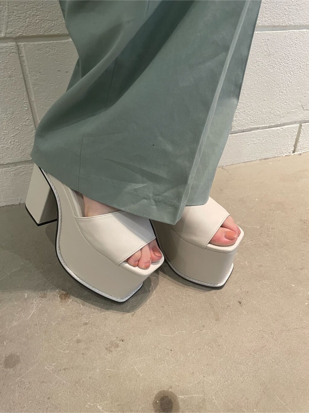 ホワイト系のサンダル、ホワイト系のTシャツ/カットソー、ブルー系のその他パンツを着用したレディースの春コーディネートの10枚目の写真