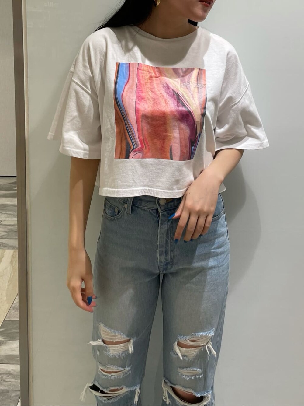 ホワイト系のサンダル、ブルー系のデニムパンツ、ホワイト系のTシャツ/カットソーを着用したレディースの夏コーディネートの3枚目の写真