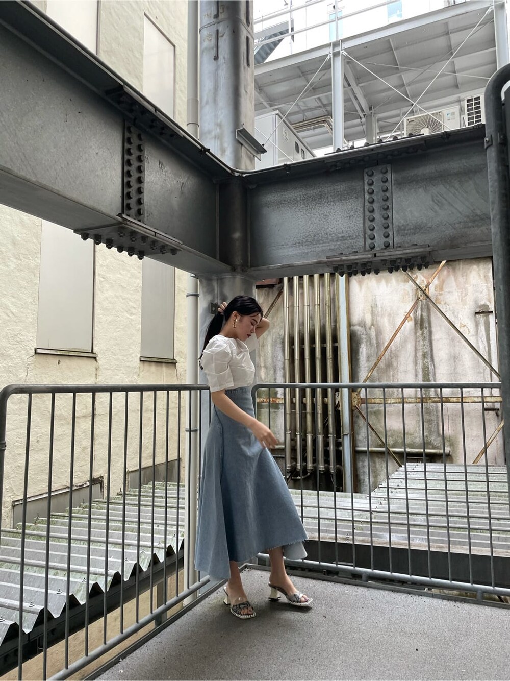 ホワイト系のTシャツ/カットソー、ブルー系のスカート、その他のその他シューズを着用したレディースの夏コーディネートの8枚目の写真