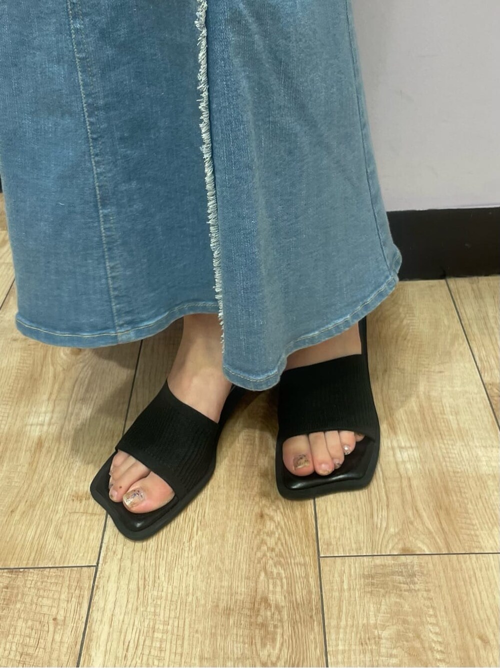 ホワイト系のタンクトップ、ブルー系のスカート、ブラック系のサンダルを着用したレディースの夏コーディネートの8枚目の写真