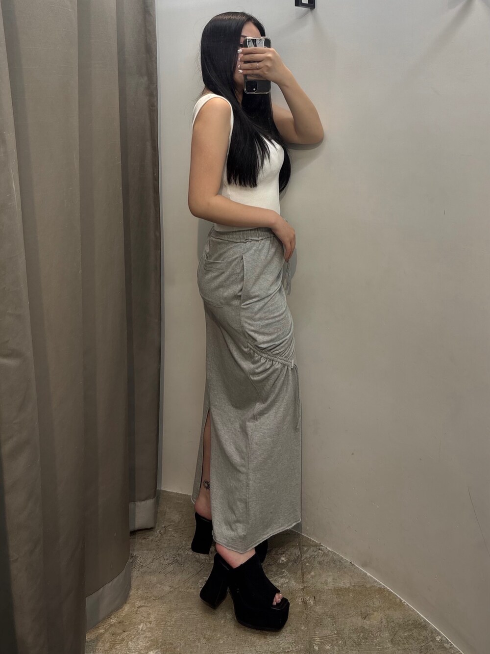 ブラック系のサンダル、ブラック系のTシャツ/カットソー、ブラック系のスカートを着用したレディースの夏コーディネートの2枚目の写真