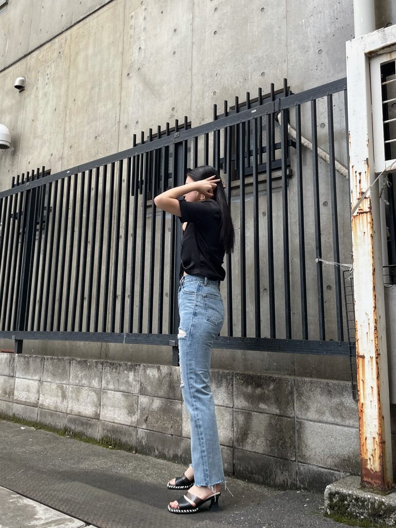 ブラック系のTシャツ/カットソー、ブルー系のデニムパンツ、ブラック系のその他シューズを着用したレディースの夏コーディネートの2枚目の写真