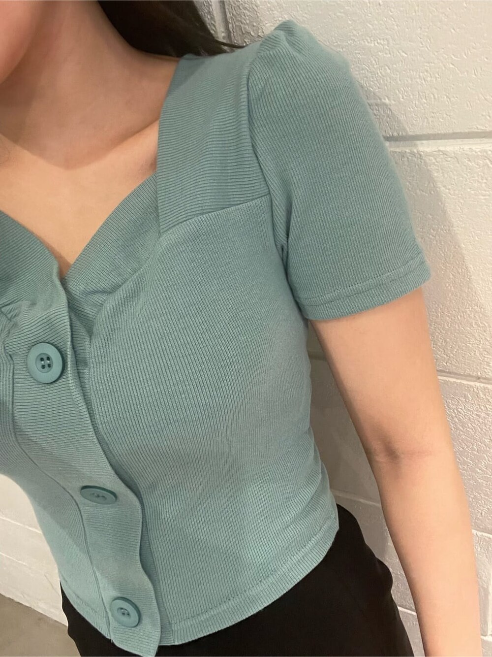 ブラック系のスカート、ブラック系のサンダル、ブルー系のTシャツ/カットソーを着用したレディースの夏コーディネートの6枚目の写真