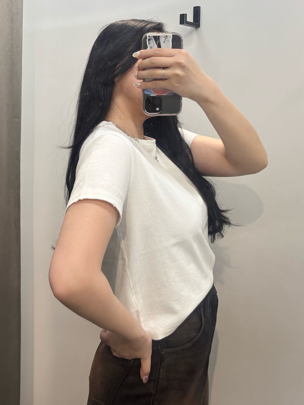 ホワイト系のパンプス、ブラック系のデニムパンツ、ホワイト系のTシャツ/カットソーを着用したレディースの夏コーディネートの4枚目の写真