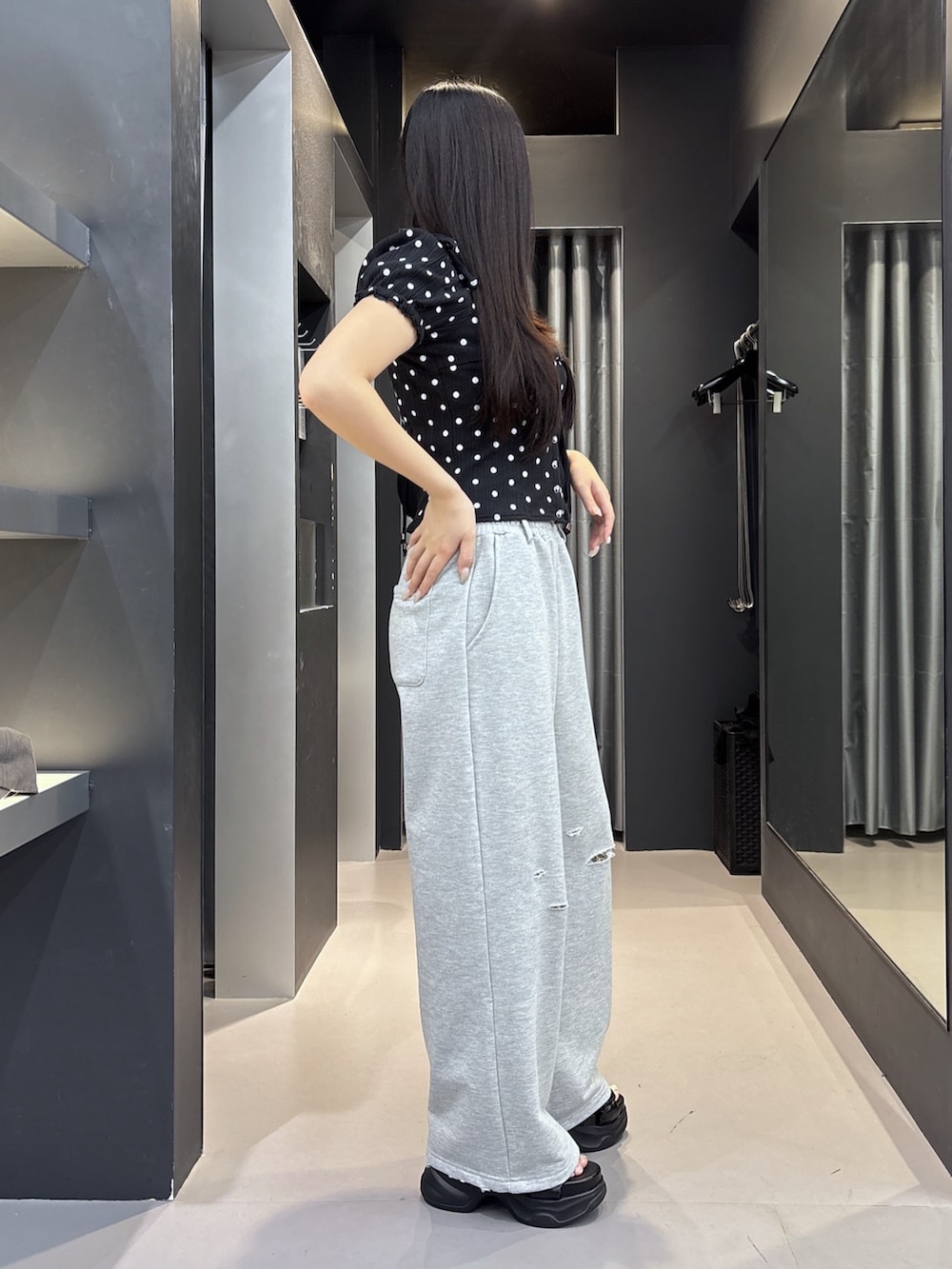 ブラック系のサンダル、ブラック系のスウェットパンツ、その他のTシャツ/カットソーを着用したレディースの夏コーディネートの2枚目の写真