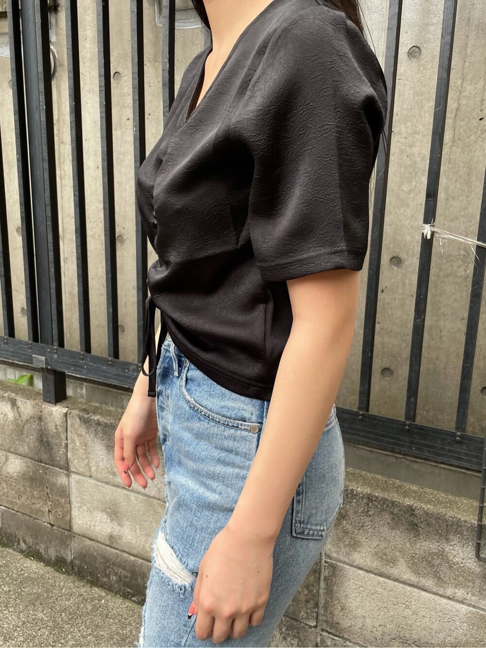 ブラック系のTシャツ/カットソー、ブルー系のデニムパンツ、ブラック系のその他シューズを着用したレディースの夏コーディネートの4枚目の写真