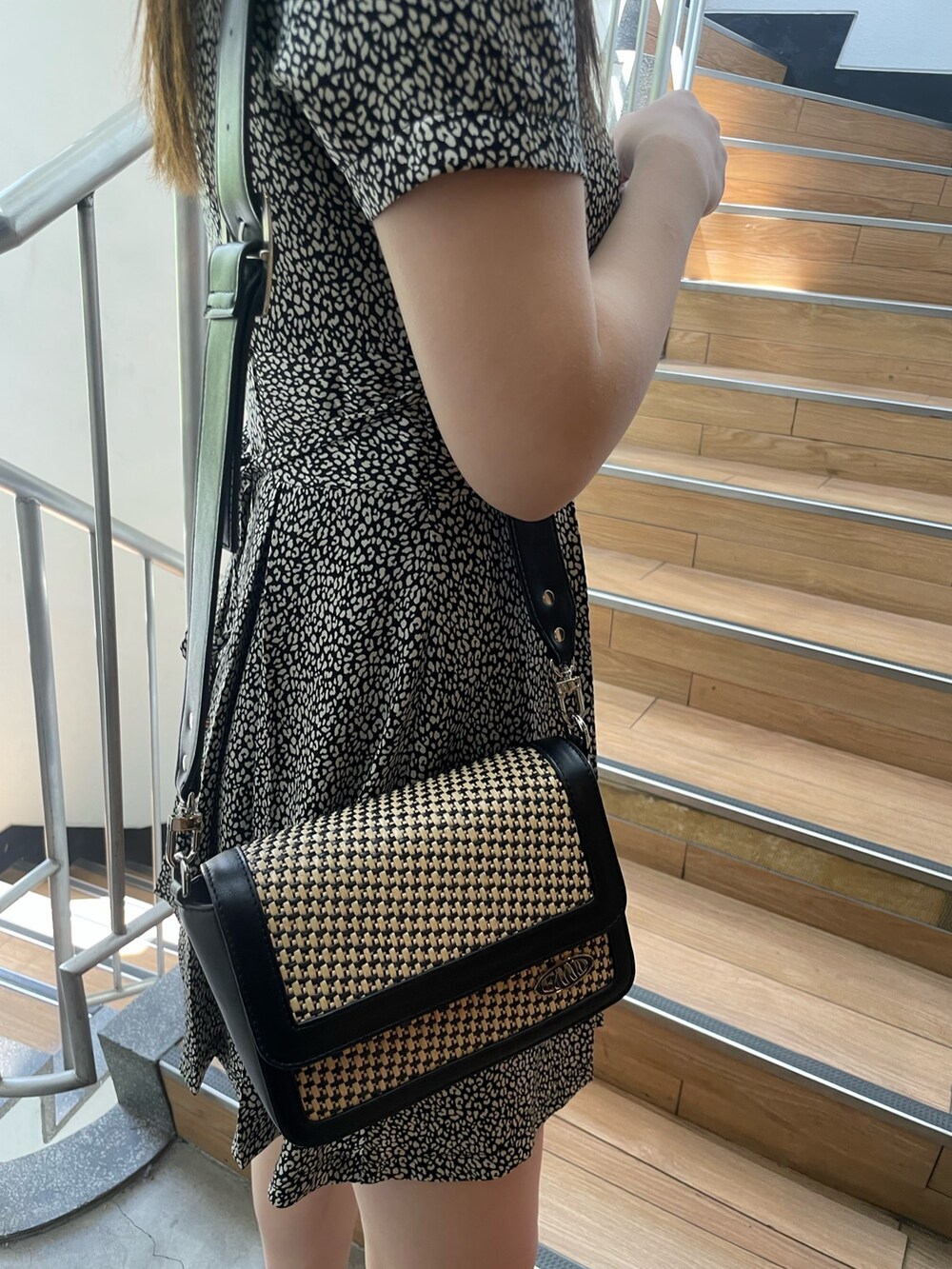 その他のワンピース、ブラック系のサンダル、ブラック系のショルダーバッグを着用したレディースの春コーディネートの7枚目の写真
