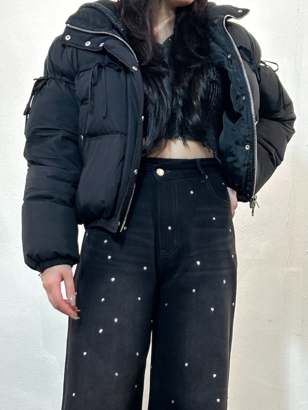 ブラック系のブーツ、ブラック系のデニムパンツを着用したレディースの秋コーディネートの5枚目の写真