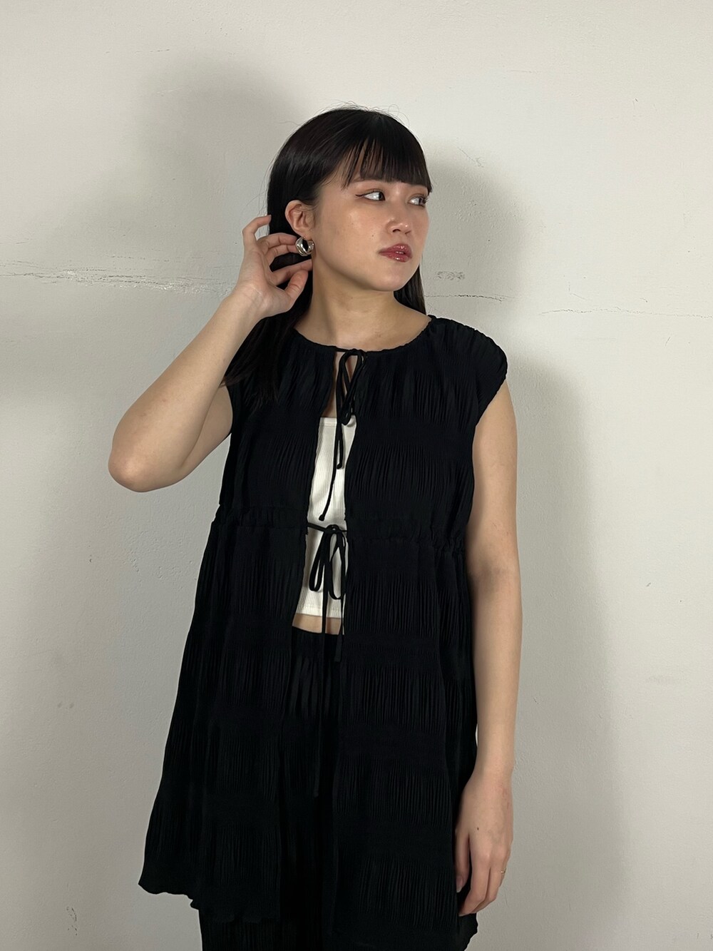 ブラック系のTシャツ/カットソー、ブラック系のその他パンツ、ブラック系のサンダルを着用したレディースの春コーディネートの4枚目の写真