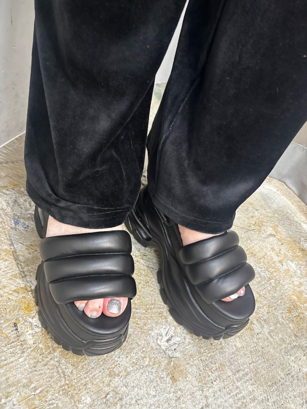 グレー系のサンダル、ブラック系のその他パンツを着用したレディースの夏コーディネートの6枚目の写真