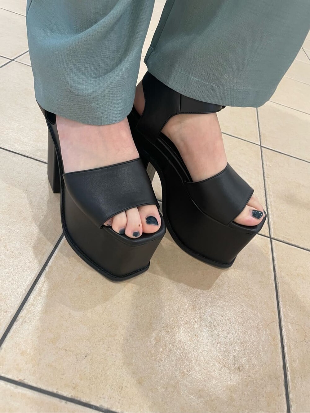 ブラック系のサンダル、ブラック系のTシャツ/カットソー、ブルー系のその他パンツを着用したレディースの春コーディネートの8枚目の写真