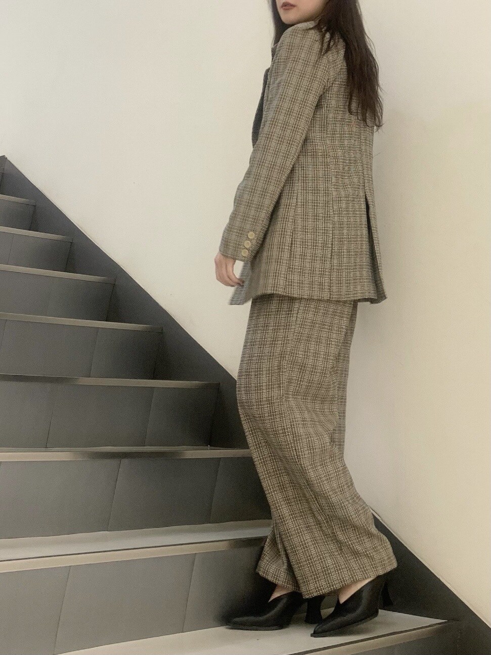 その他のその他パンツ、ブラック系のサンダル、ブラック系のニット/セーターを着用したレディースの春コーディネートの4枚目の写真