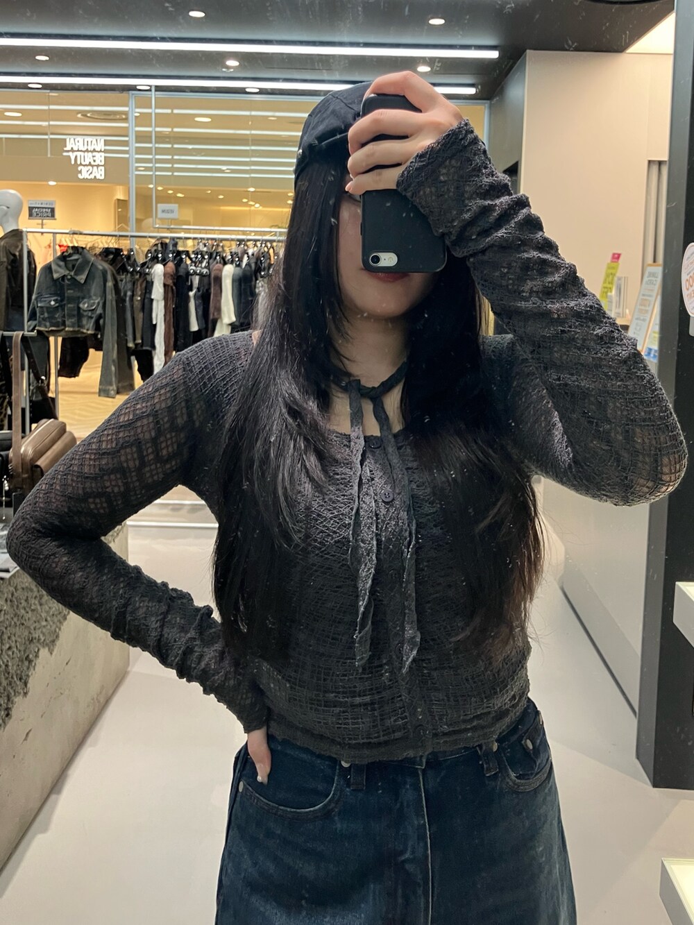 グレー系のTシャツ/カットソー、ブルー系のデニムパンツ、ブラック系のローファーを着用したレディースの秋コーディネートの3枚目の写真