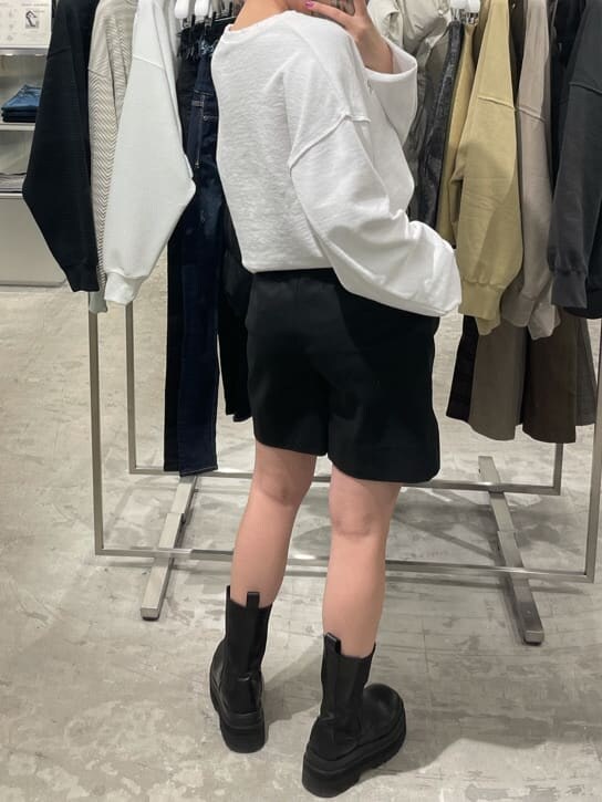 ブラック系のその他パンツ、ホワイト系のTシャツ/カットソーを着用したレディースの秋コーディネートの3枚目の写真