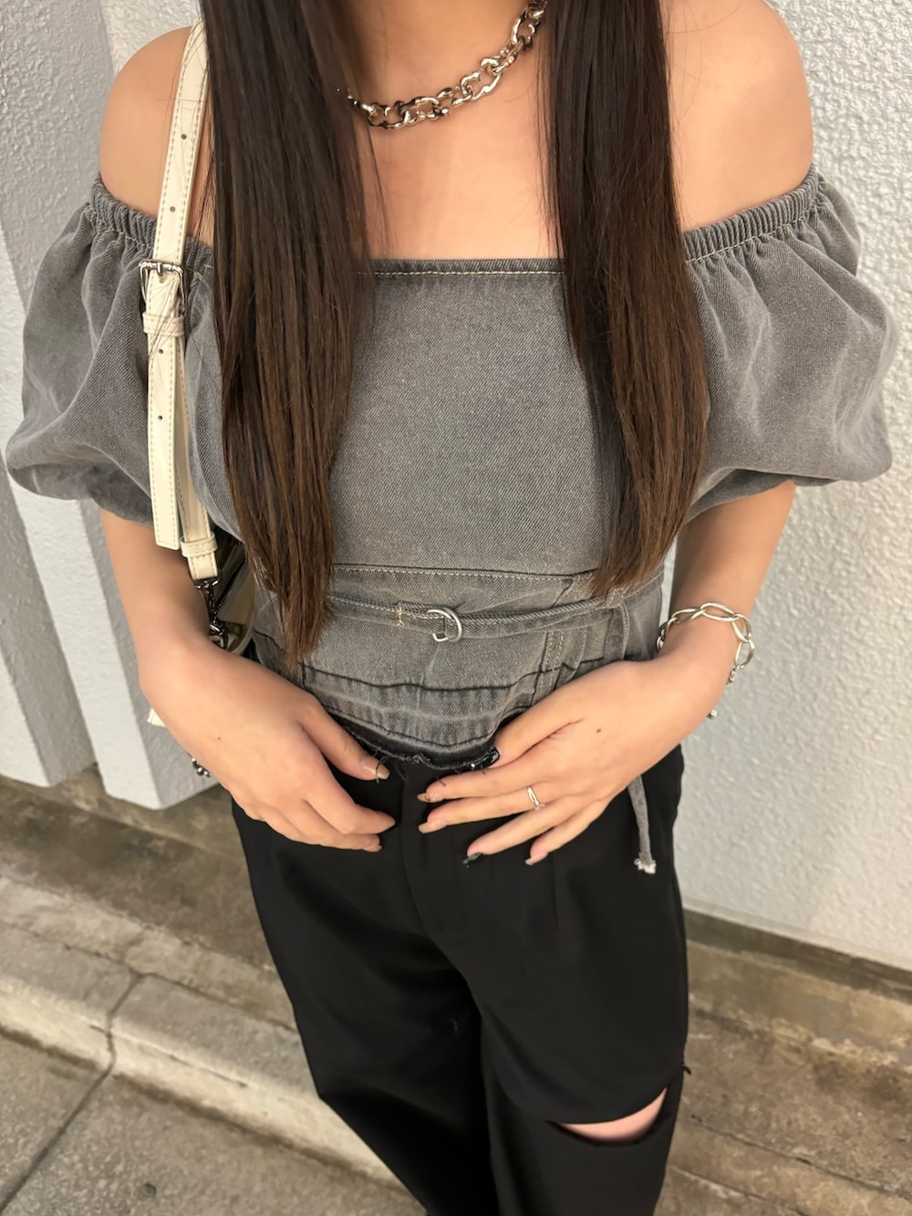 ブラック系のその他パンツ、グレー系のシャツ/ブラウス、ブラック系のサンダルを着用したレディースの春コーディネートの3枚目の写真