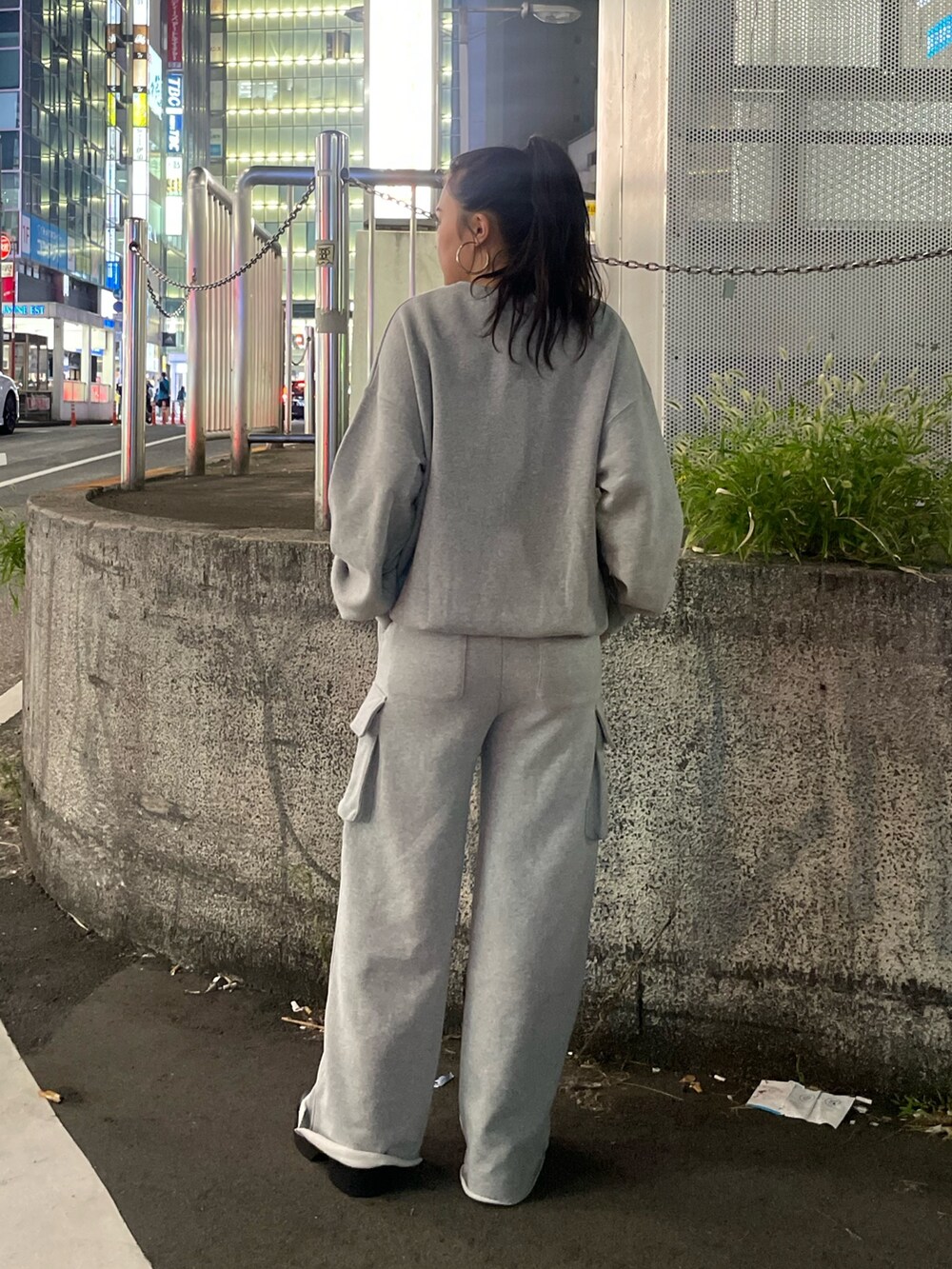 グレー系のTシャツ/カットソー、グレー系のスウェットパンツ、ブラック系のブーツを着用したレディースの秋コーディネートの3枚目の写真