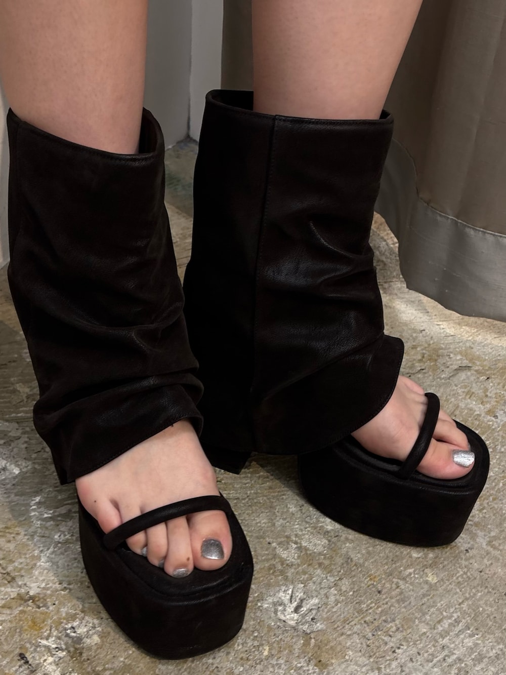 ブラック系のスカート、ブラック系のサンダル、ブラック系のTシャツ/カットソーを着用したレディースの夏コーディネートの4枚目の写真