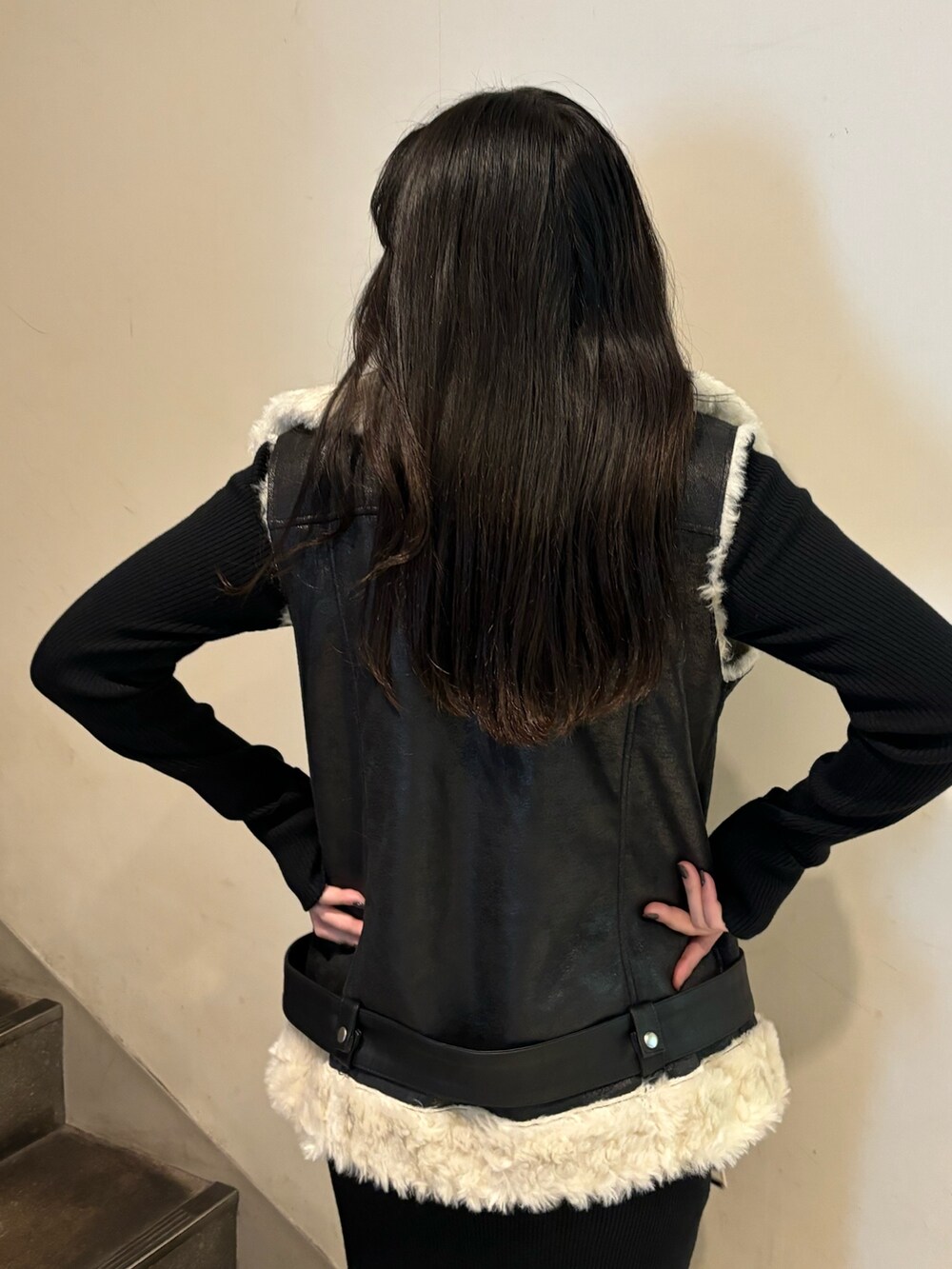 ブラック系のムートンコート、ブラック系のワンピース、ホワイト系のブーツを着用したレディースの秋コーディネートの6枚目の写真