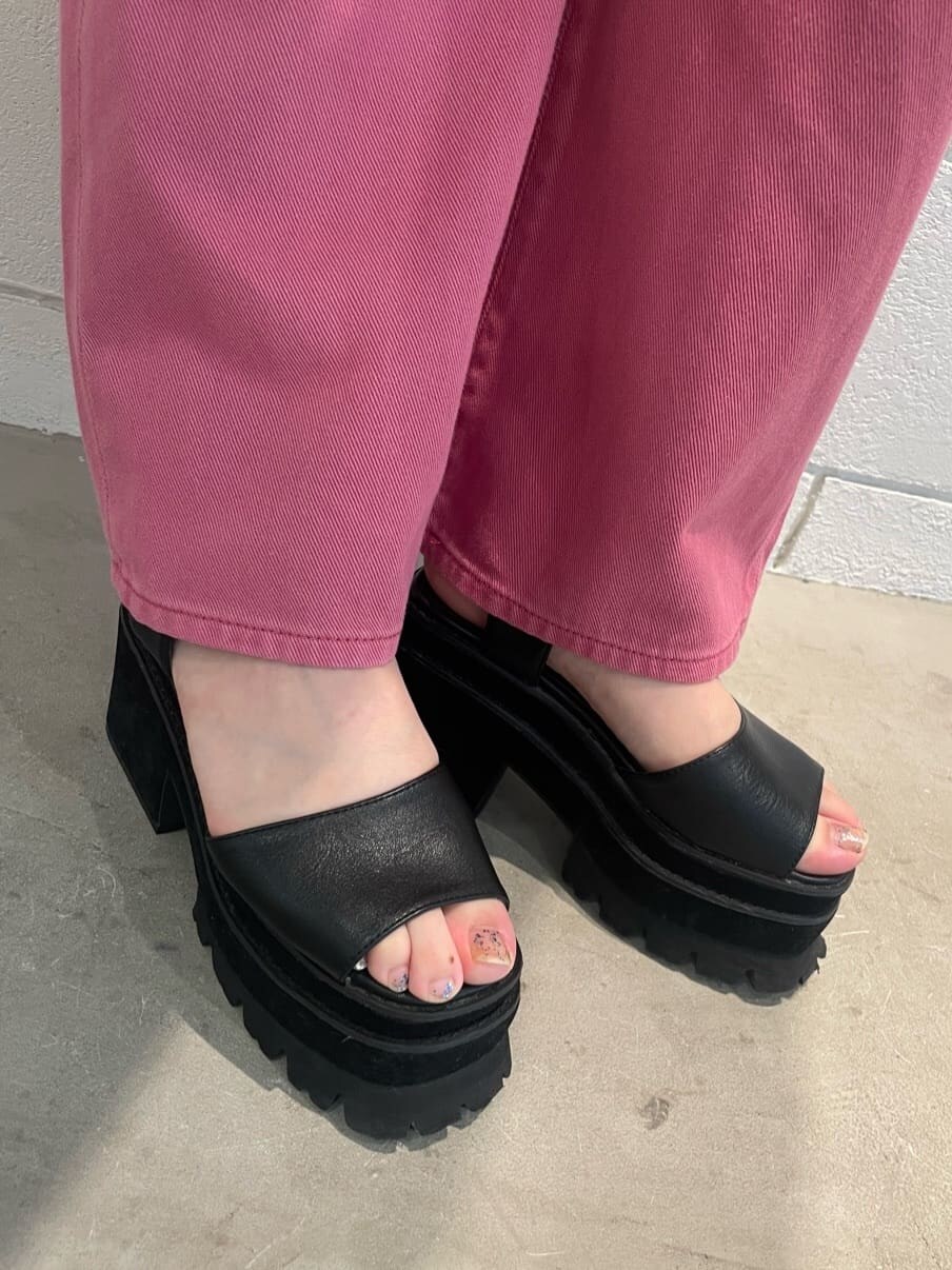 ピンク系のデニムパンツ、ブラック系のサンダル、グレー系のTシャツ/カットソーを着用したレディースの夏コーディネートの6枚目の写真