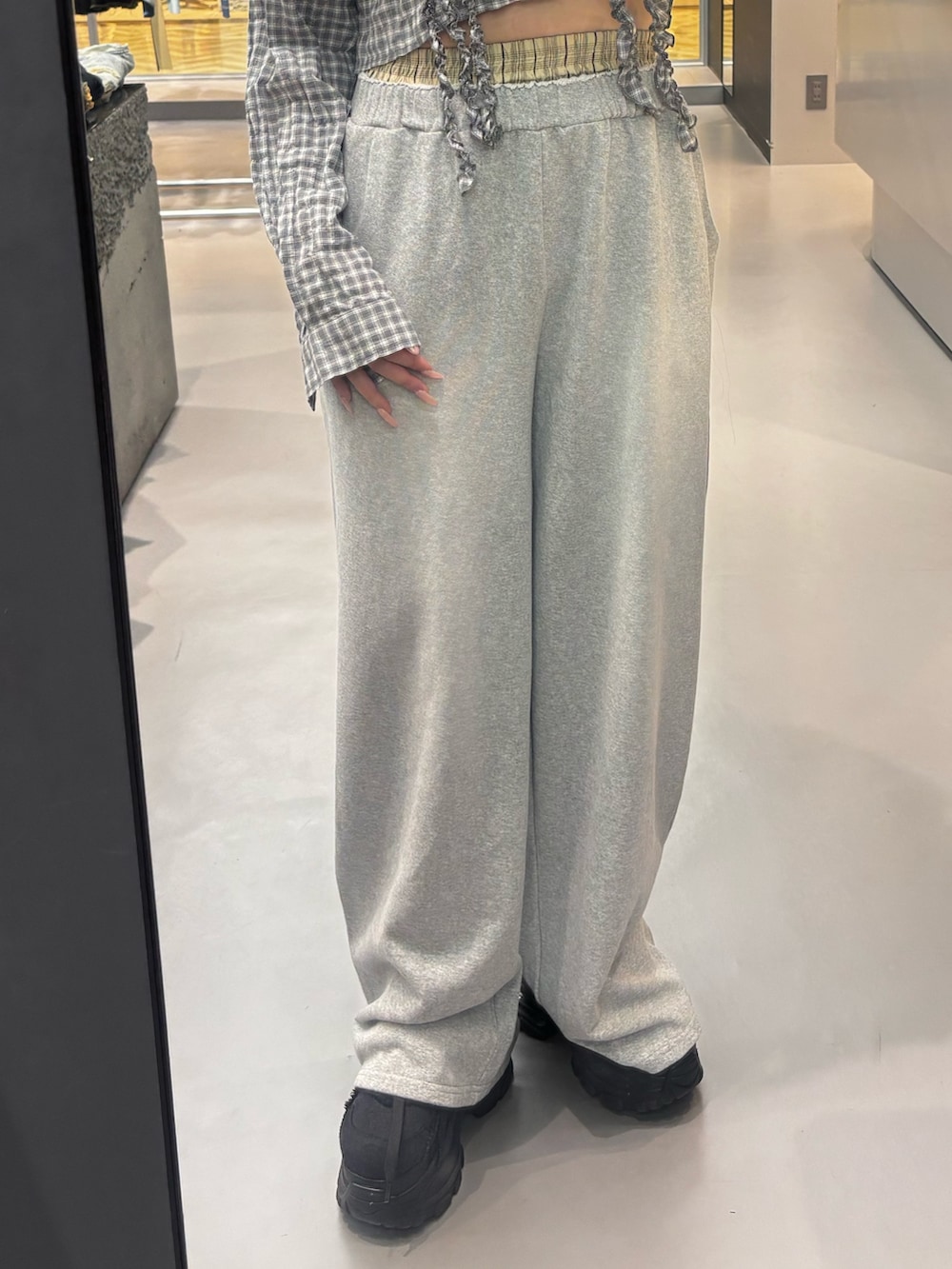 グレー系のスウェットパンツ、グレー系のシャツ/ブラウス、ブラック系のスニーカーを着用したレディースの春コーディネートの5枚目の写真