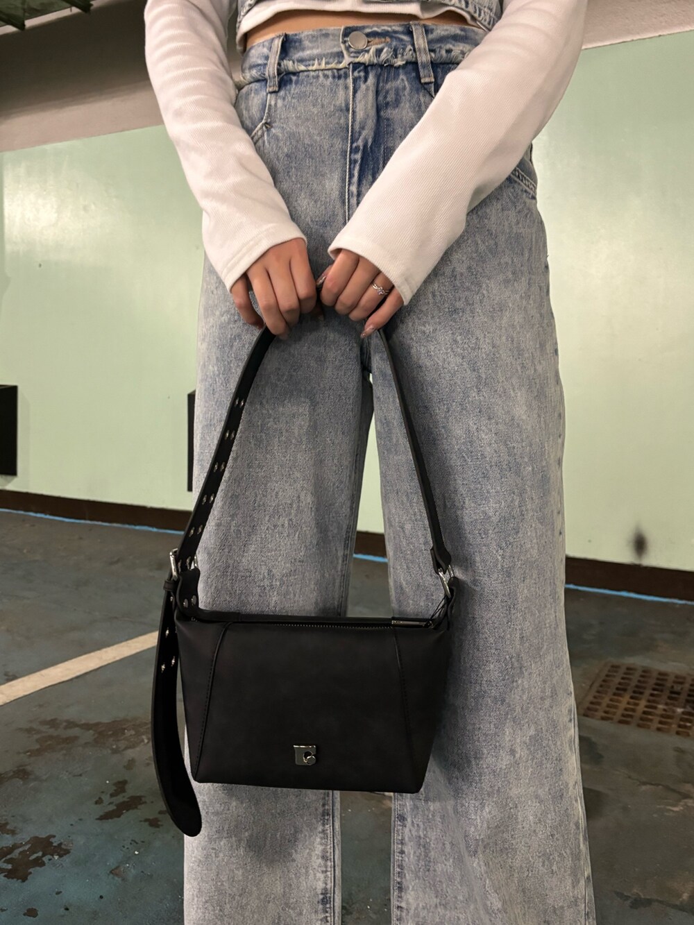 ホワイト系のTシャツ/カットソー、ブルー系のデニムパンツ、ブルー系のキャミソールを着用したレディースの春コーディネートの6枚目の写真