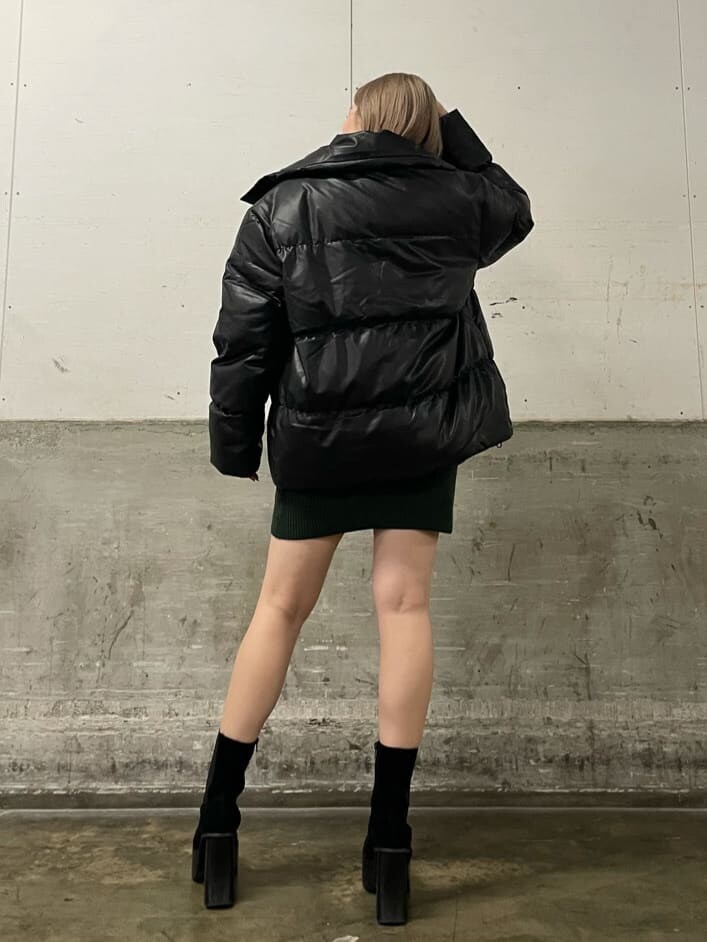 ブラック系のブーツ、その他のダウンジャケット/コート、グリーン系のワンピースを着用したレディースの秋コーディネートの3枚目の写真